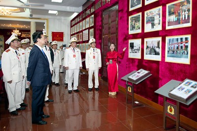 Thủ tướng Nguyễn Tấn Dũng thăm phòng truyền thống của Học viện An ninh nhân dân. - Ảnh: Chinhphu.vn